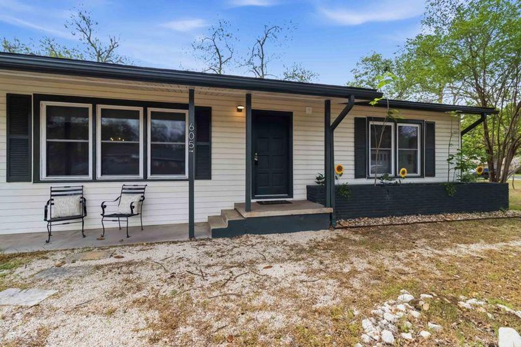 605 W 11th ST, Elgin, TX 78621