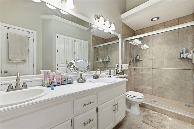 128 N Highland Drive, Raymore, MO 64083