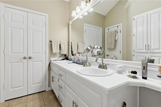 128 N Highland Drive, Raymore, MO 64083