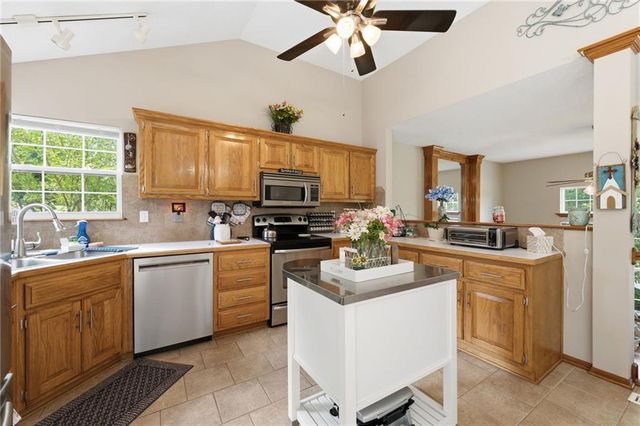 128 N Highland Drive, Raymore, MO 64083