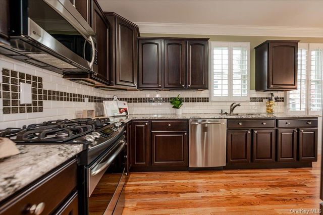 6 Villa Promenade, Bay Shore, NY 11706