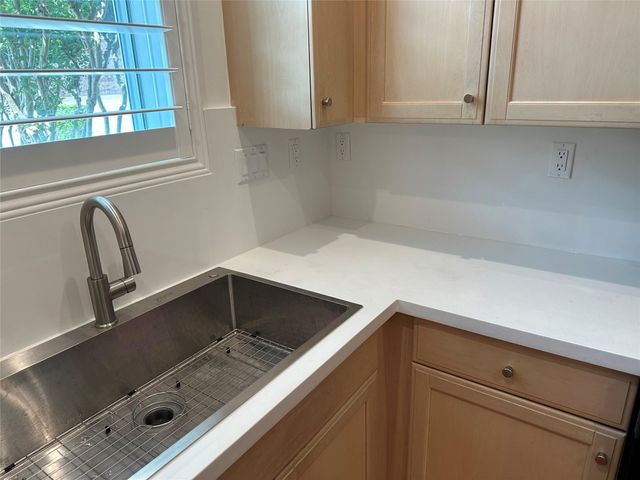 6835 Staffordshire Street, Houston, TX 77030