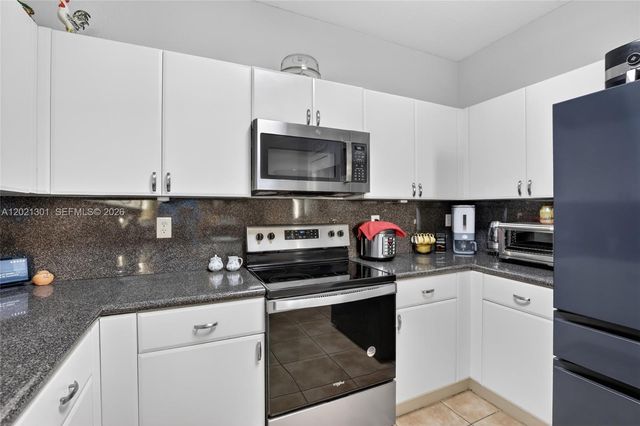 120 Jacaranda Country Club Dr 205, Plantation, FL 33324