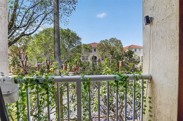 120 Jacaranda Country Club Dr 205, Plantation, FL 33324