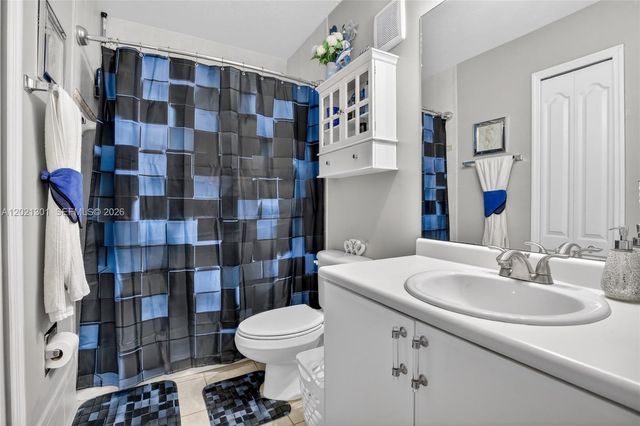 120 Jacaranda Country Club Dr 205, Plantation, FL 33324