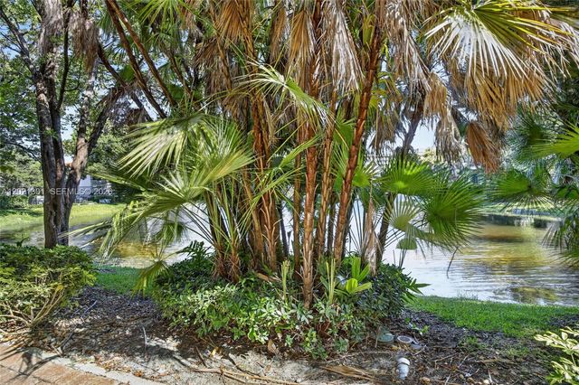 120 Jacaranda Country Club Dr 205, Plantation, FL 33324