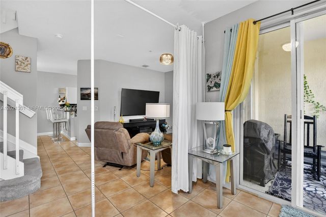 120 Jacaranda Country Club Dr 205, Plantation, FL 33324