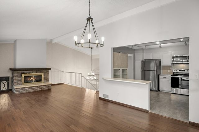 6913 Edenvale Boulevard, Eden Prairie, MN 55346