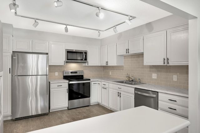 6913 Edenvale Boulevard, Eden Prairie, MN 55346