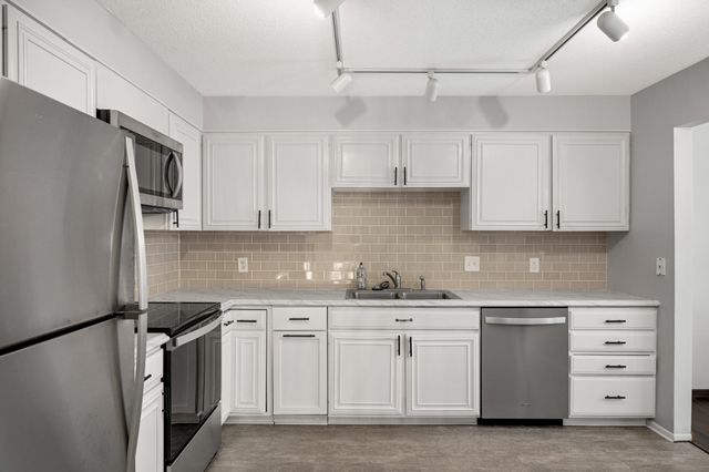 6913 Edenvale Boulevard, Eden Prairie, MN 55346