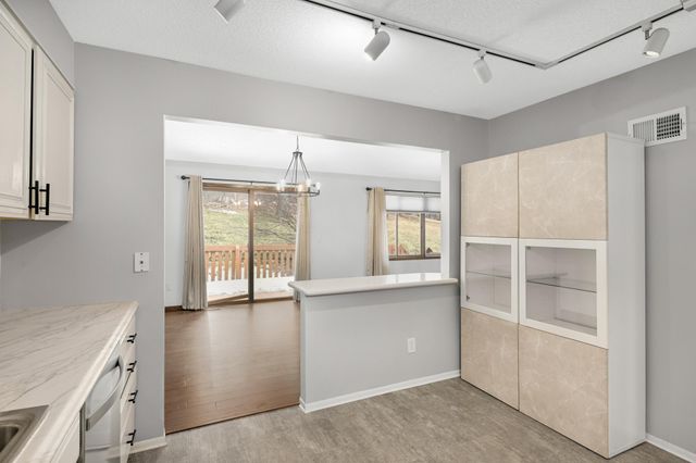 6913 Edenvale Boulevard, Eden Prairie, MN 55346