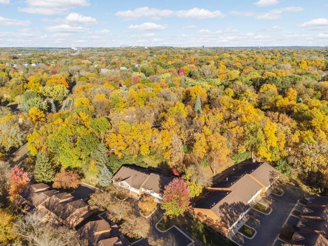 6913 Edenvale Boulevard, Eden Prairie, MN 55346
