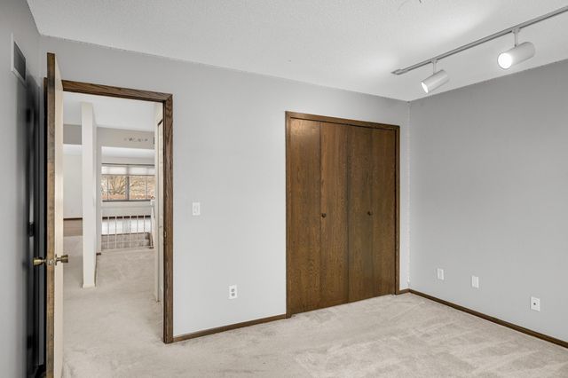 6913 Edenvale Boulevard, Eden Prairie, MN 55346