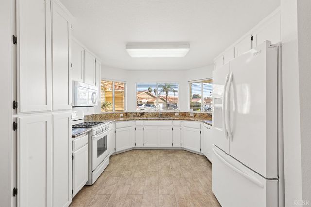 2440 Ashwood Court, Hanford, CA 93230