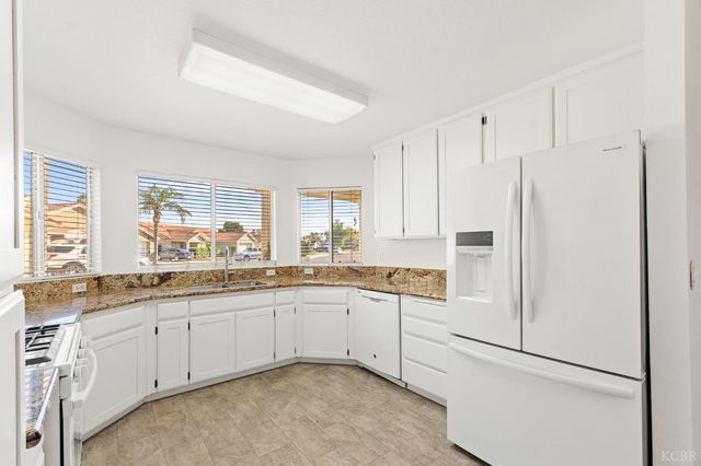 2440 Ashwood Court, Hanford, CA 93230