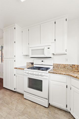 2440 Ashwood Court, Hanford, CA 93230