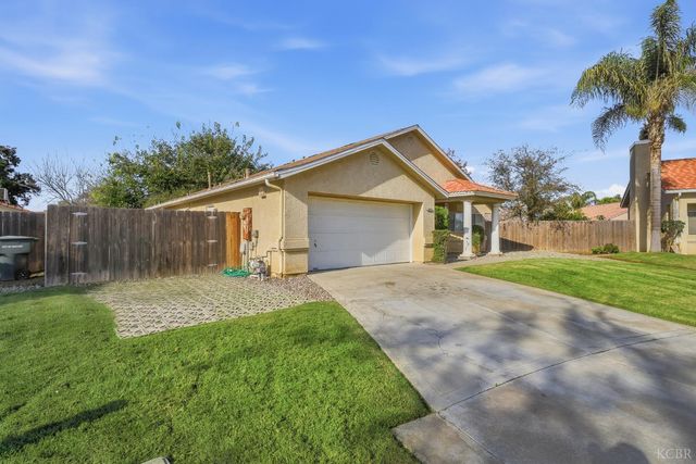 2440 Ashwood Court, Hanford, CA 93230