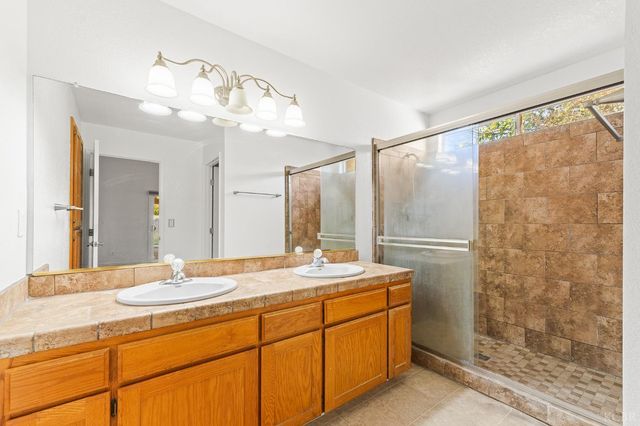 2440 Ashwood Court, Hanford, CA 93230