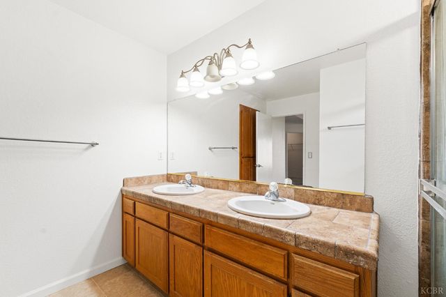 2440 Ashwood Court, Hanford, CA 93230