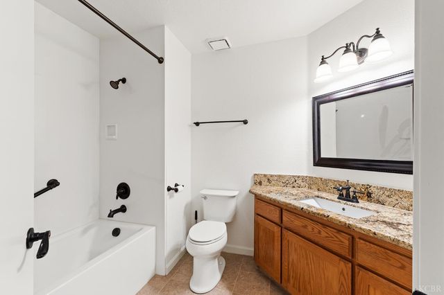 2440 Ashwood Court, Hanford, CA 93230