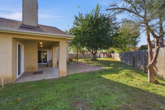 2440 Ashwood Court, Hanford, CA 93230