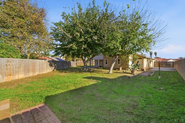 2440 Ashwood Court, Hanford, CA 93230