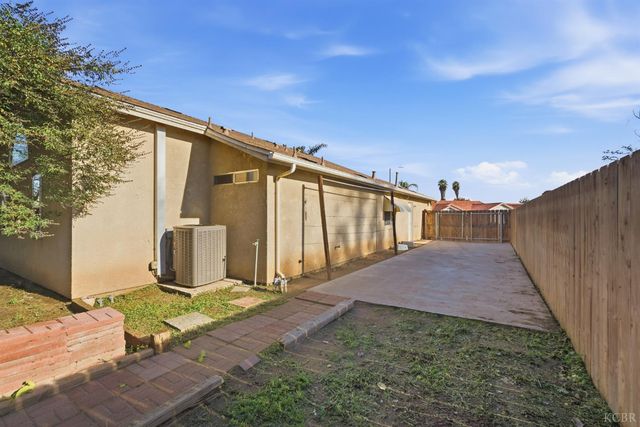 2440 Ashwood Court, Hanford, CA 93230