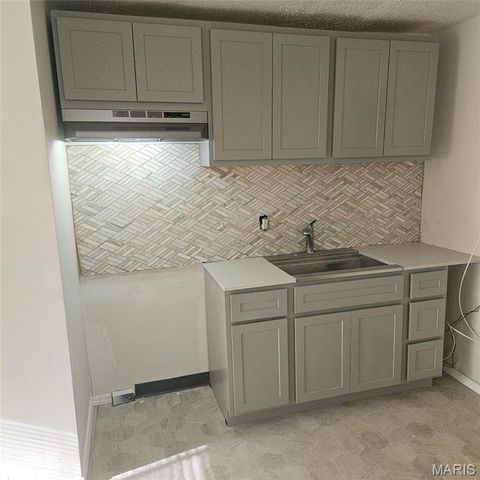 10212 Duke Drive, St Louis, MO 63136