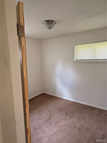 10212 Duke Drive, St Louis, MO 63136