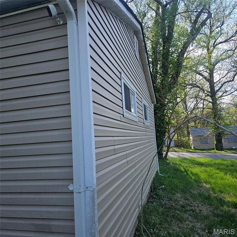 10212 Duke Drive, St Louis, MO 63136