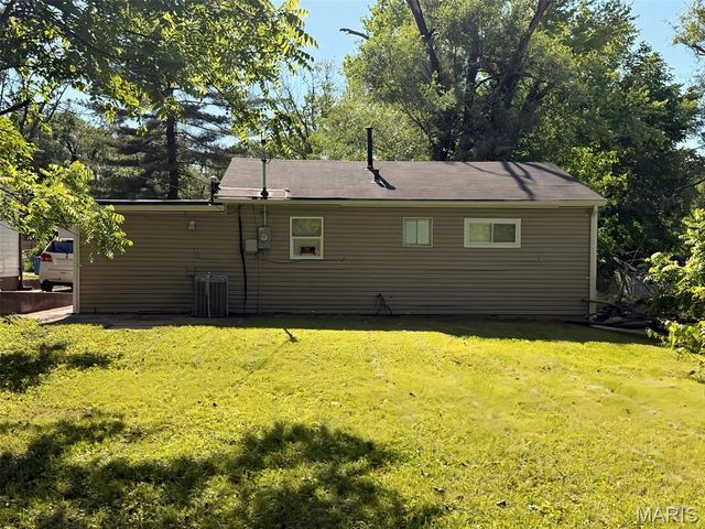 10212 Duke Drive, St Louis, MO 63136