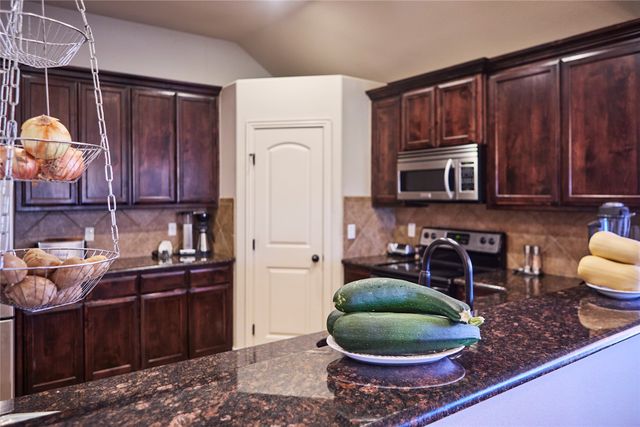 1004 Vintage Avenue, Gainesville, TX 76240