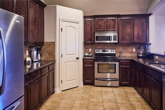 1004 Vintage Avenue, Gainesville, TX 76240