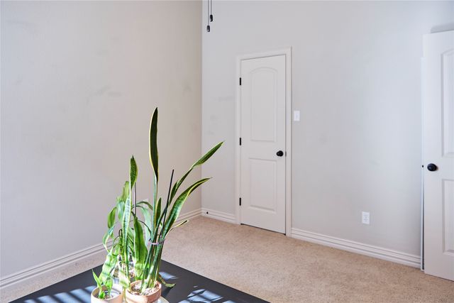 1004 Vintage Avenue, Gainesville, TX 76240