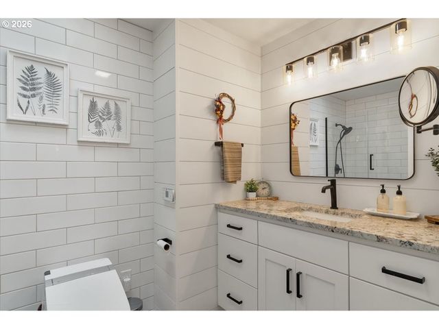 5240 CHAPMAN St, Salem, OR 97306