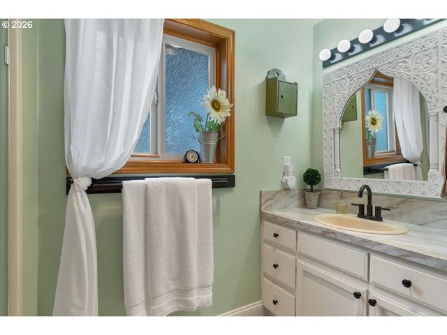 5240 CHAPMAN St, Salem, OR 97306