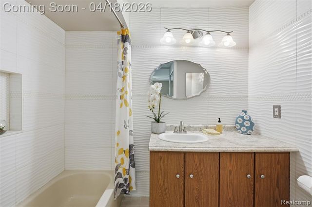 408 Country Club Drive, Saint Clair Shores, MI 48082