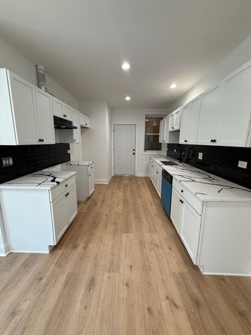 7841 S Essex Avenue 1N, Chicago, IL 60649