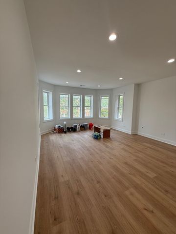 7841 S Essex Avenue 1N, Chicago, IL 60649