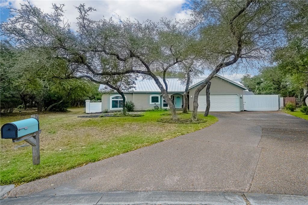 610 Bent Tree St, Rockport, TX 78382