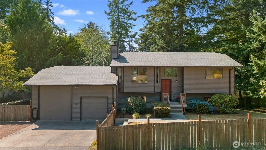 1511 N Lake Stickney Drive, Lynnwood, WA 98087
