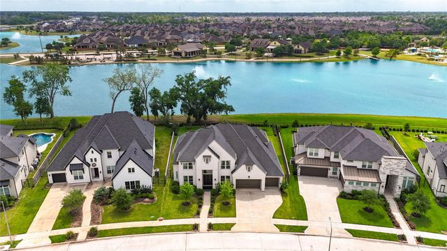 10318 Fountain Shore Drive, Missouri City, TX 77459