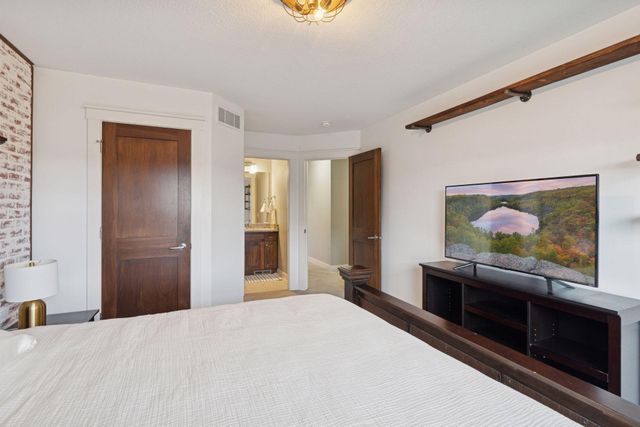 2559 Woods Drive, Victoria, MN 55386