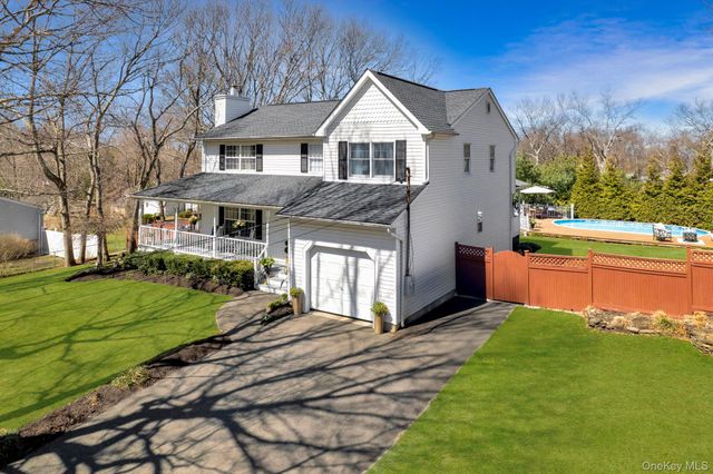 139 Ridgewood Avenue, Farmingville, NY 11738