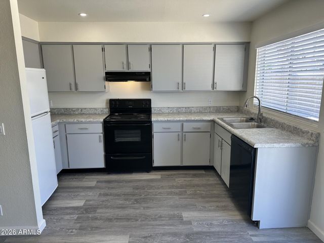5832 W JOHN CABOT Road, Glendale, AZ 85308