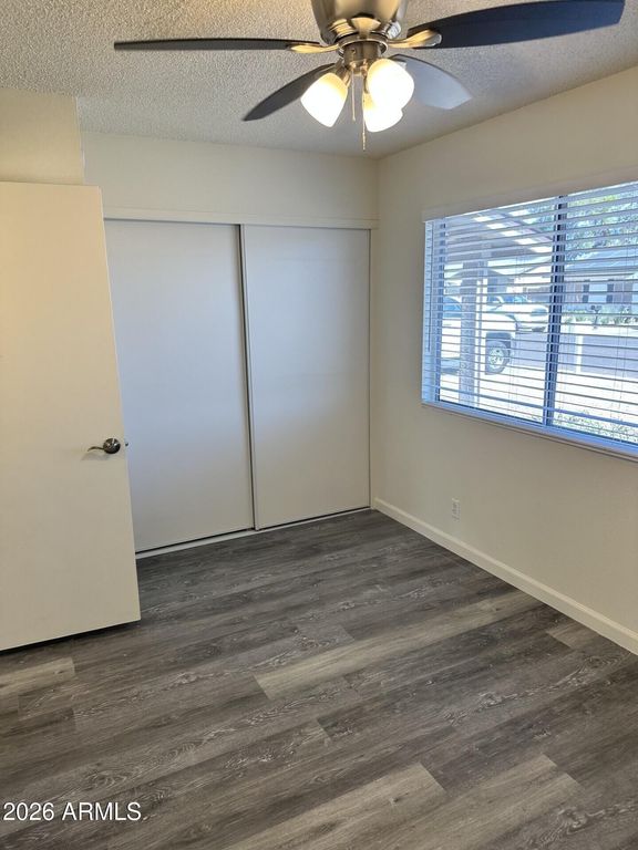 Image 10 of property listing at 5832 W JOHN CABOT Road, Glendale, AZ 85308