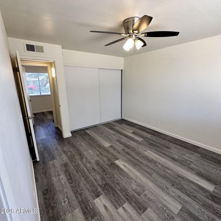 Image 12 of property listing at 5832 W JOHN CABOT Road, Glendale, AZ 85308