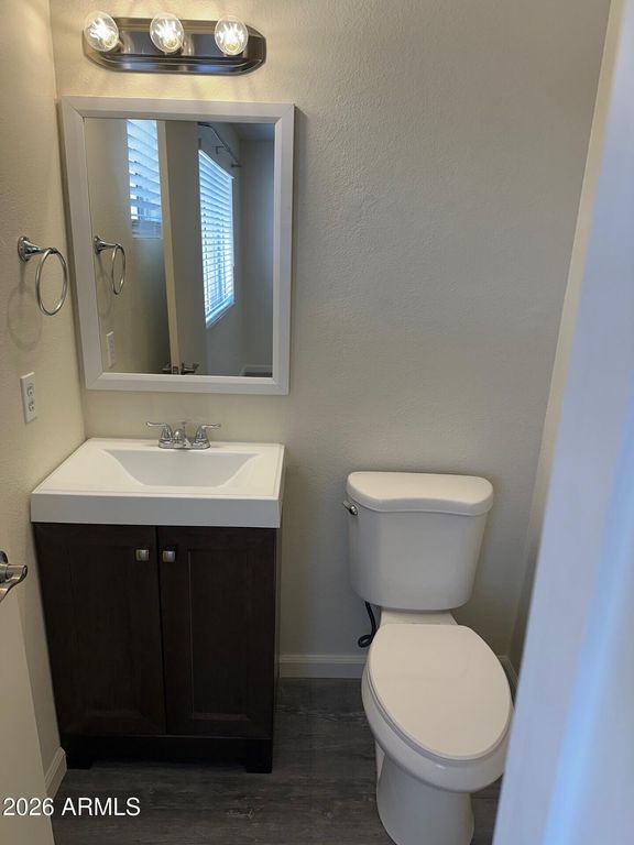Image 13 of property listing at 5832 W JOHN CABOT Road, Glendale, AZ 85308