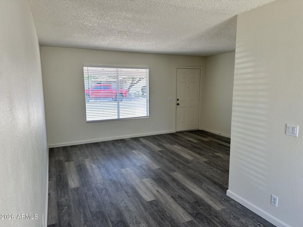 Image 15 of property listing at 5832 W JOHN CABOT Road, Glendale, AZ 85308