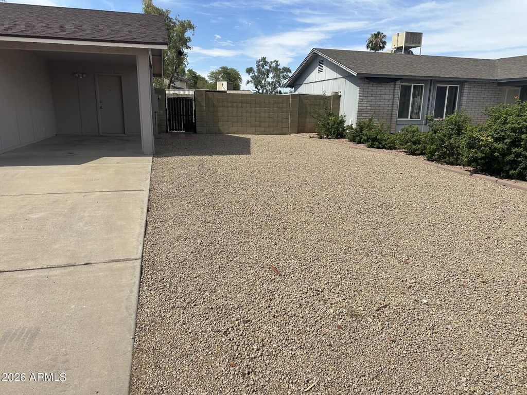 Image 2 of property listing at 5832 W JOHN CABOT Road, Glendale, AZ 85308